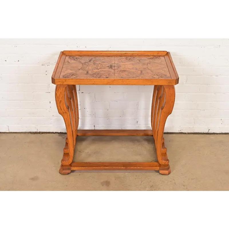 Meubles Baker Table de chevet ou table d'appoint en bois de ronce sculpturale Art déco moderne Bon état - En vente à South Bend, IN