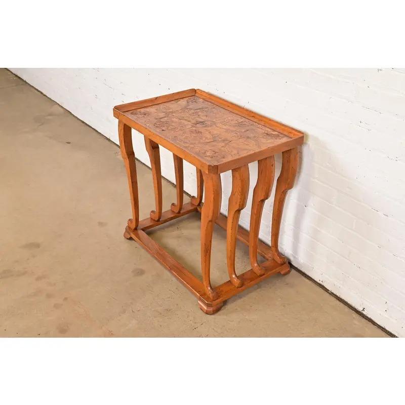 20ième siècle Meubles Baker Table de chevet ou table d'appoint en bois de ronce sculpturale Art déco moderne en vente