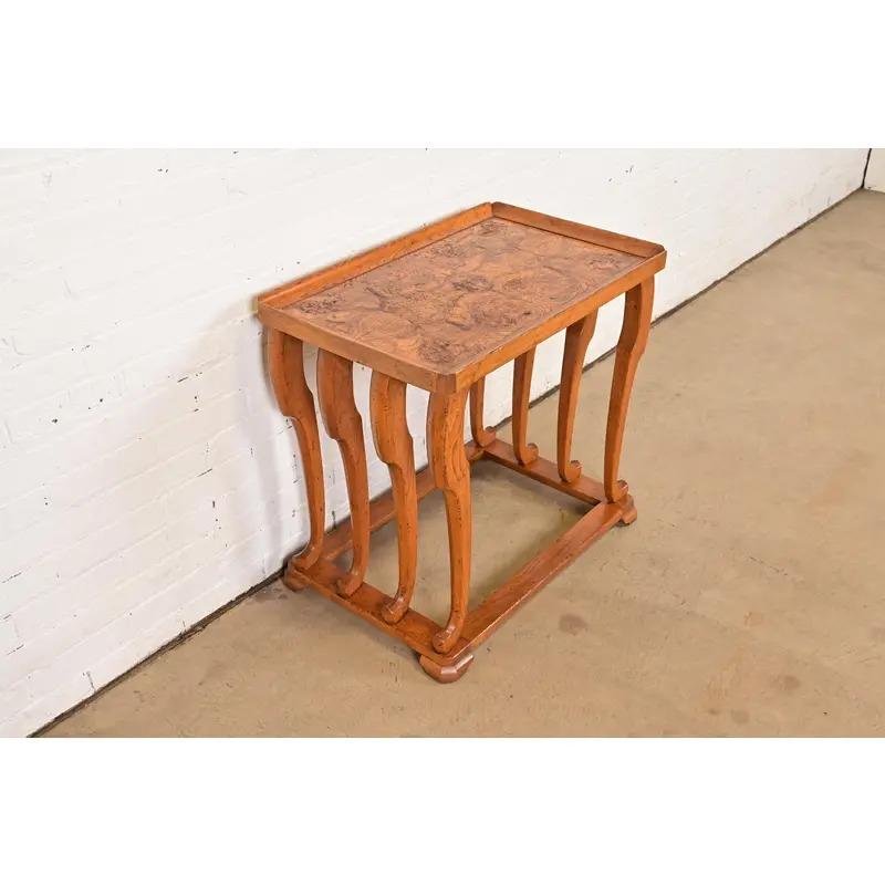 Noyer Meubles Baker Table de chevet ou table d'appoint en bois de ronce sculpturale Art déco moderne en vente