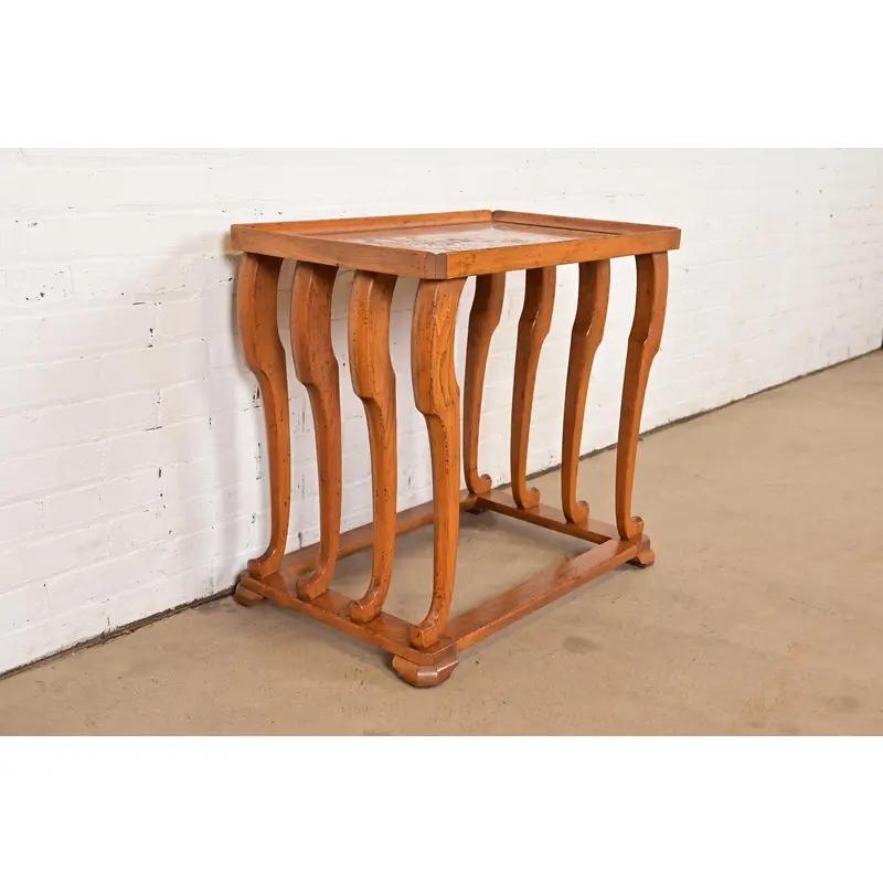 Meubles Baker Table de chevet ou table d'appoint en bois de ronce sculpturale Art déco moderne en vente 1