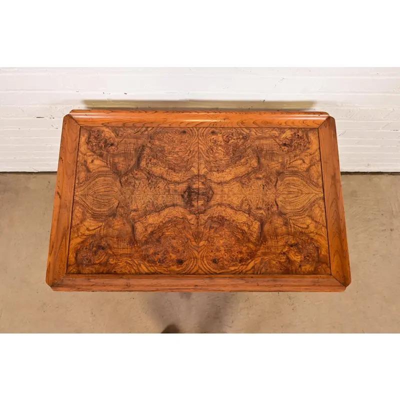 Meubles Baker Table de chevet ou table d'appoint en bois de ronce sculpturale Art déco moderne en vente 2