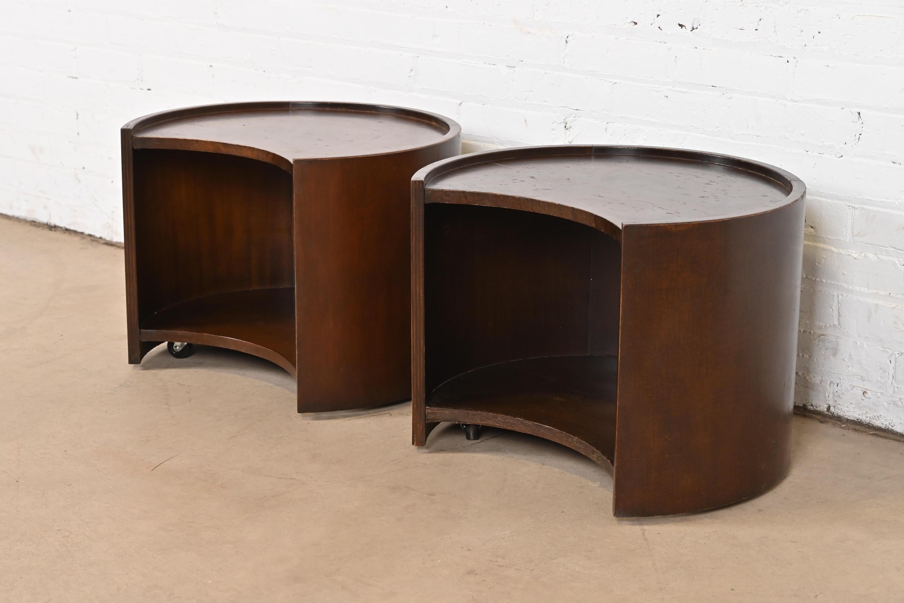 A stylish pair of Modern maple concave nightstands or occasional side tables on casters

By Baker Furniture

USA, Circa 1980s

Each measures: 18.5