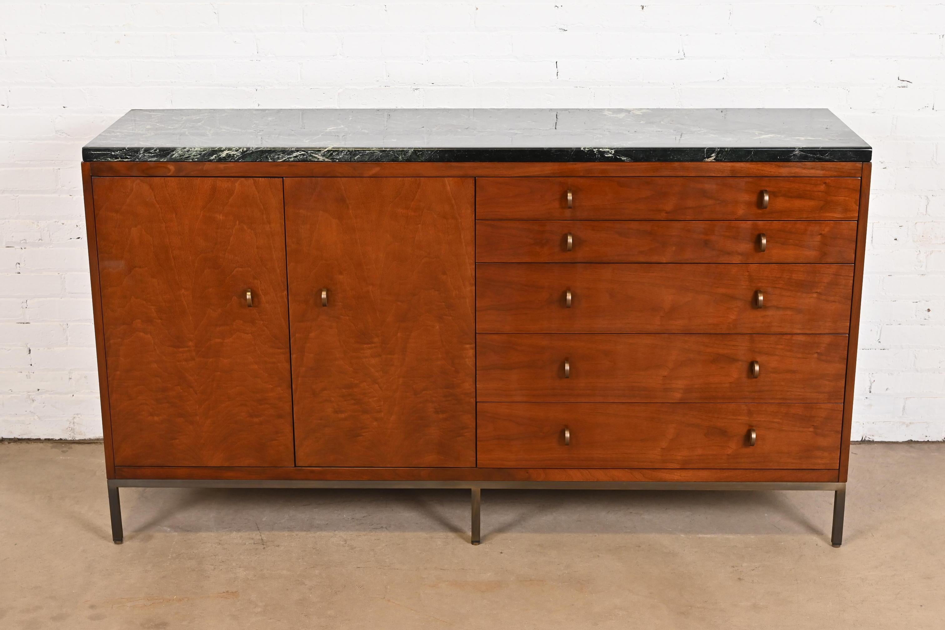 Un buffet, une crédence ou un meuble de bar moderne et élégant avec un dessus en marbre

Par Baker Furniture

USA, Circa Late 20th Century

Magnifique acajou, avec plateau en marbre italien vert et quincaillerie en laiton d'origine.

Dimensions : 66