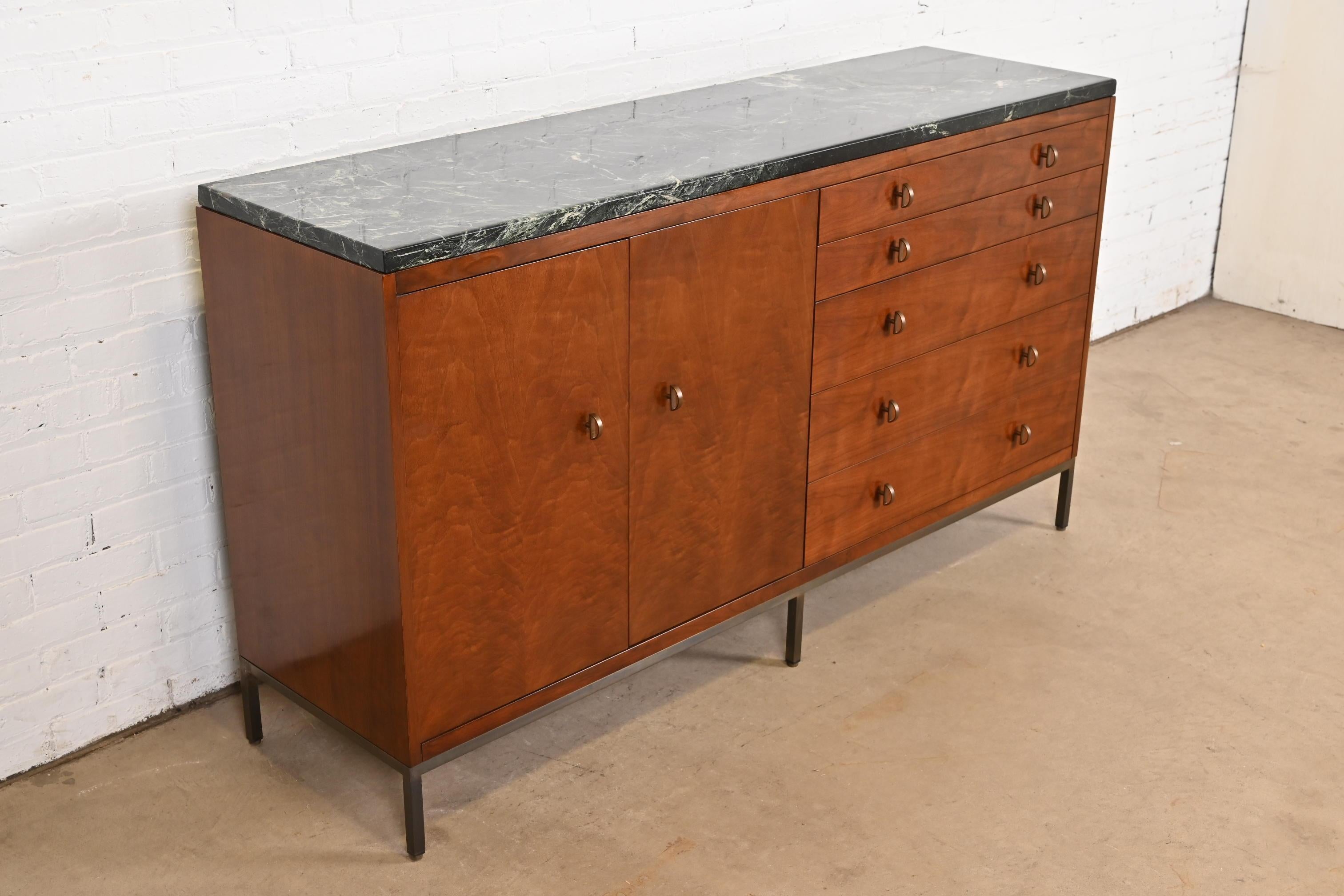 Moderne Buffet ou meuble de bar moderne avec plateau en marbre Baker Furniture