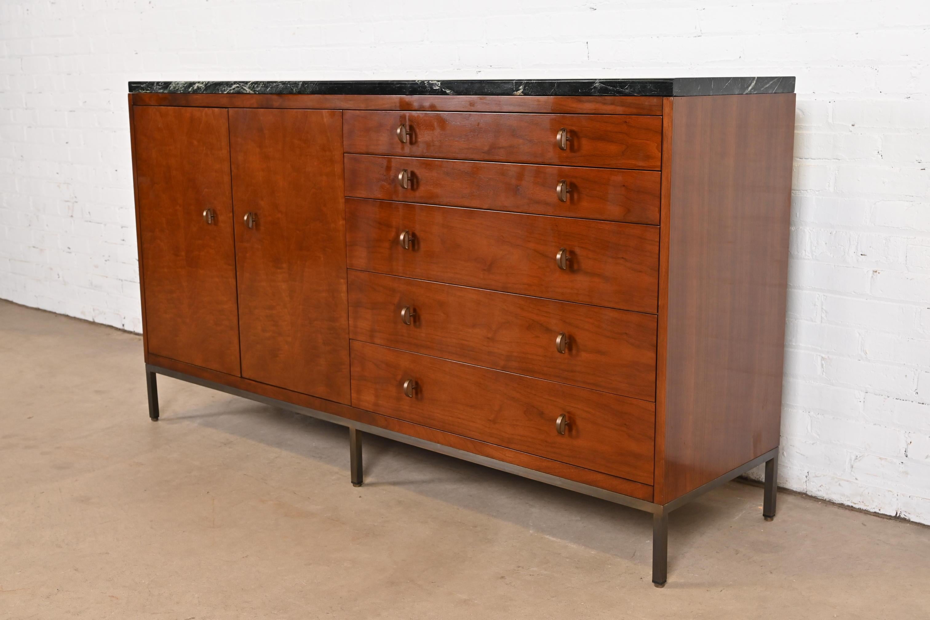 Américain Buffet ou meuble de bar moderne avec plateau en marbre Baker Furniture