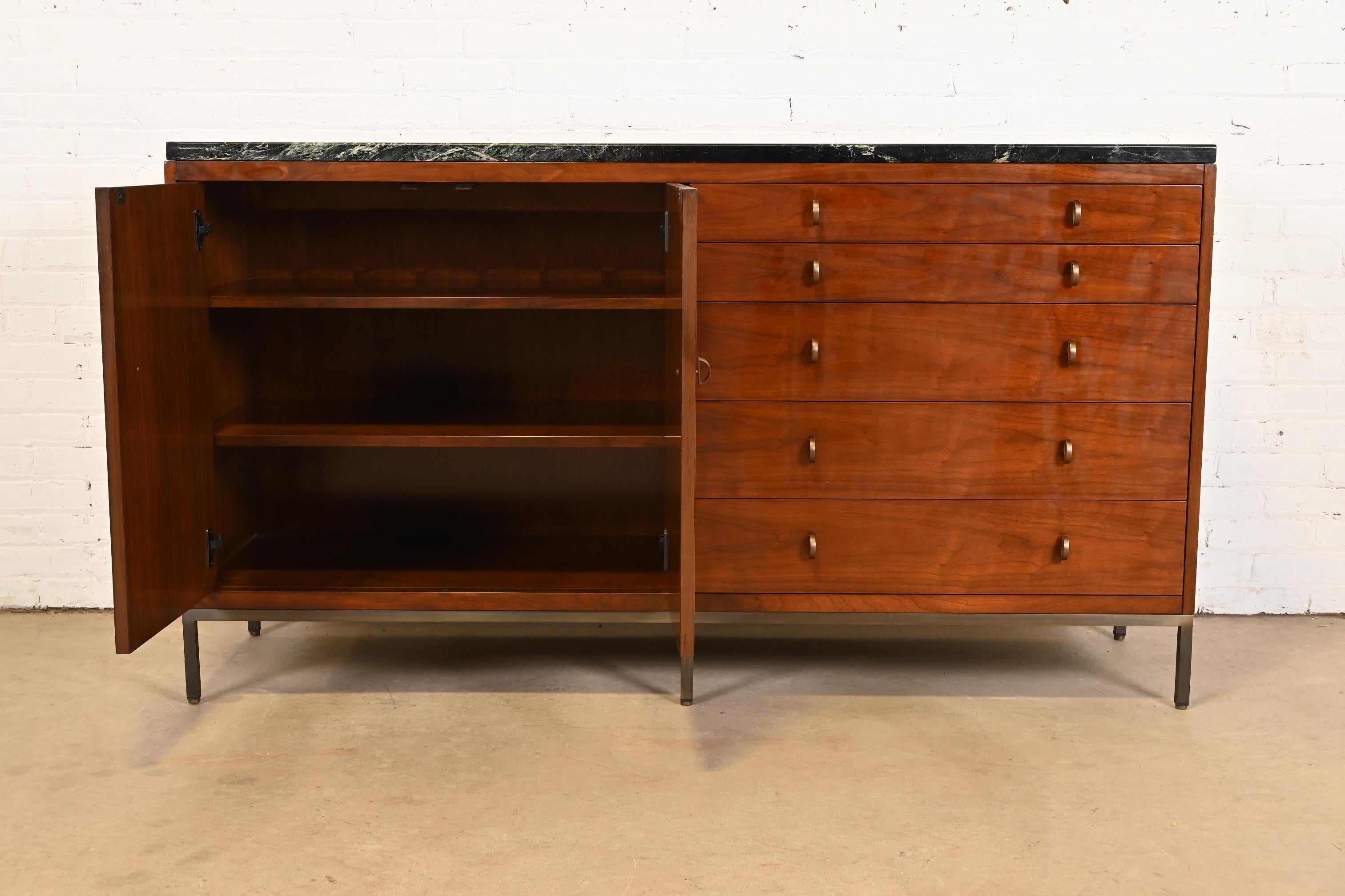 Buffet ou meuble de bar moderne avec plateau en marbre Baker Furniture Bon état à South Bend, IN