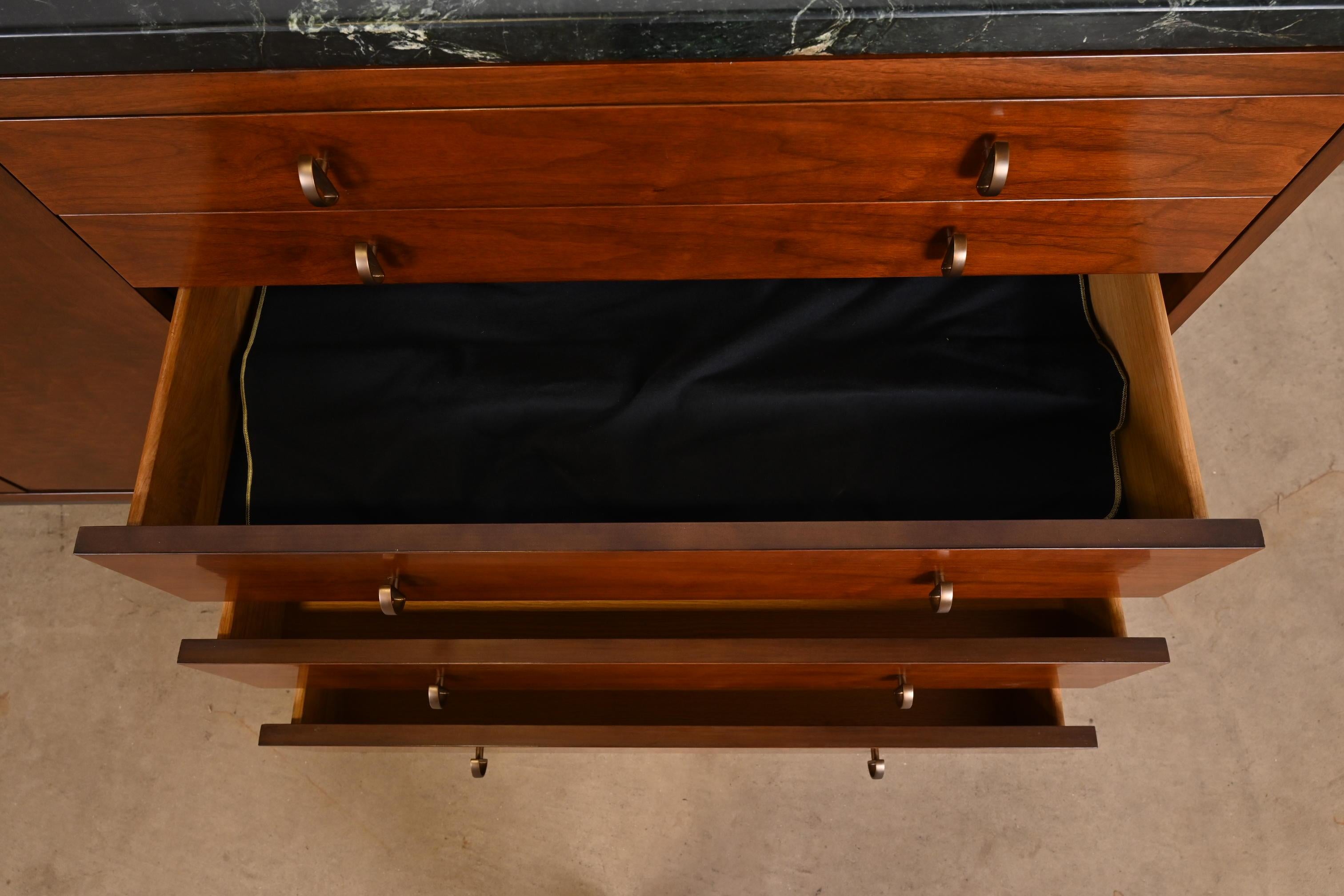 Laiton Buffet ou meuble de bar moderne avec plateau en marbre Baker Furniture