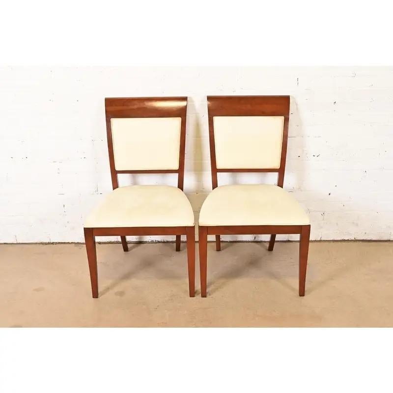 Baker Furniture - Sedie da pranzo moderne in legno di ciliegio Regency, coppia In condizioni buone in vendita a South Bend, IN