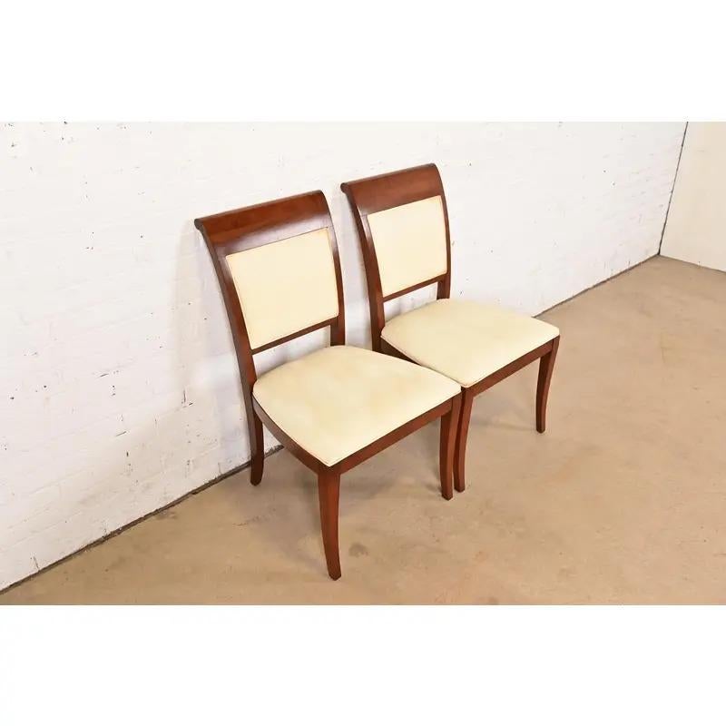 XX secolo Baker Furniture - Sedie da pranzo moderne in legno di ciliegio Regency, coppia in vendita