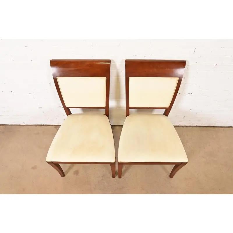 Tappezzeria Baker Furniture - Sedie da pranzo moderne in legno di ciliegio Regency, coppia in vendita