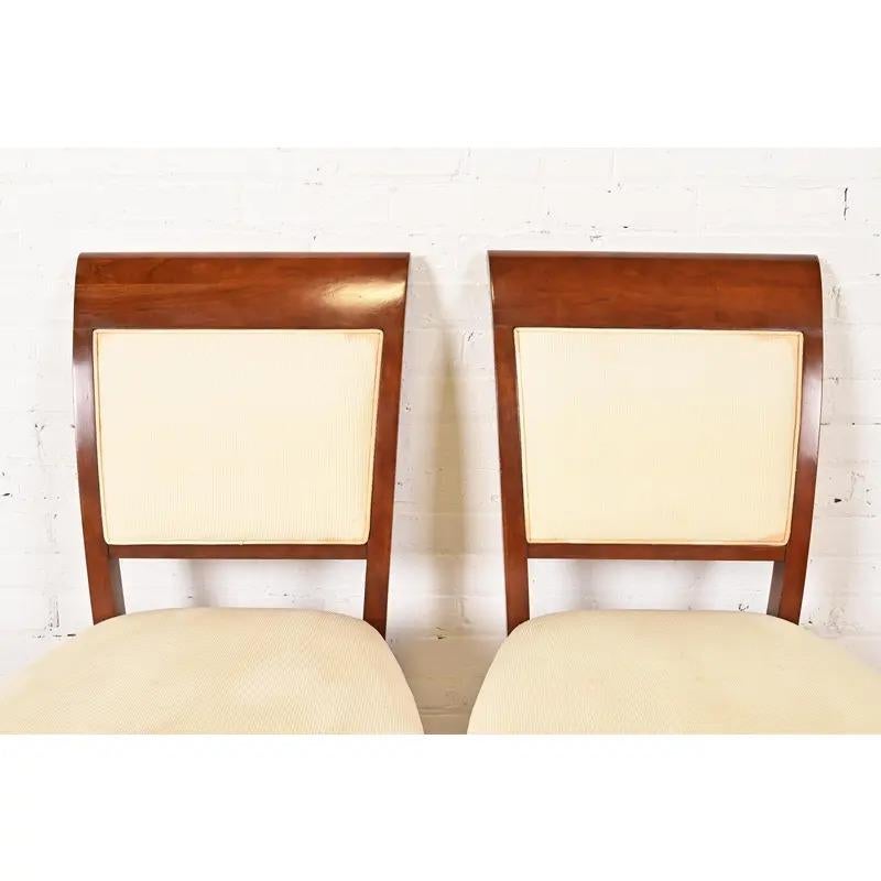 Baker Furniture - Sedie da pranzo moderne in legno di ciliegio Regency, coppia in vendita 1