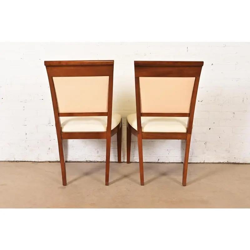 Baker Furniture - Sedie da pranzo moderne in legno di ciliegio Regency, coppia in vendita 3
