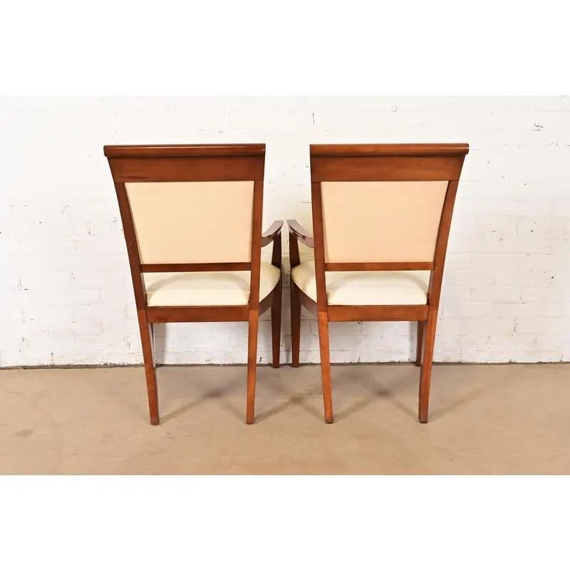 Poltrone imbottite in legno di ciliegio Baker Furniture Modern Regency, Coppia in vendita 4