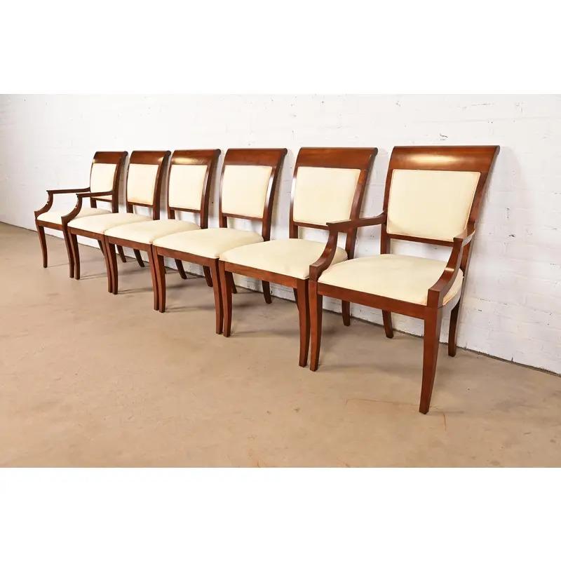 Poltrone imbottite in legno di ciliegio Baker Furniture Modern Regency, Coppia in vendita 6