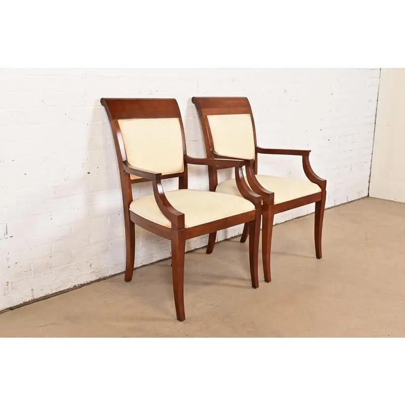 Una splendida coppia di poltrone moderne in stile Regency o sedie da capitano per la sala da pranzo

Da Baker Furniture

Stati Uniti, circa fine XX secolo

Telaio in legno di ciliegio intagliato e tappezzeria color crema.

Misure: 22,88