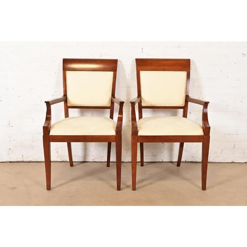 Americano Poltrone imbottite in legno di ciliegio Baker Furniture Modern Regency, Coppia in vendita