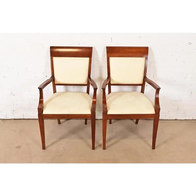 Poltrone imbottite in legno di ciliegio Baker Furniture Modern Regency, Coppia In condizioni buone in vendita a South Bend, IN