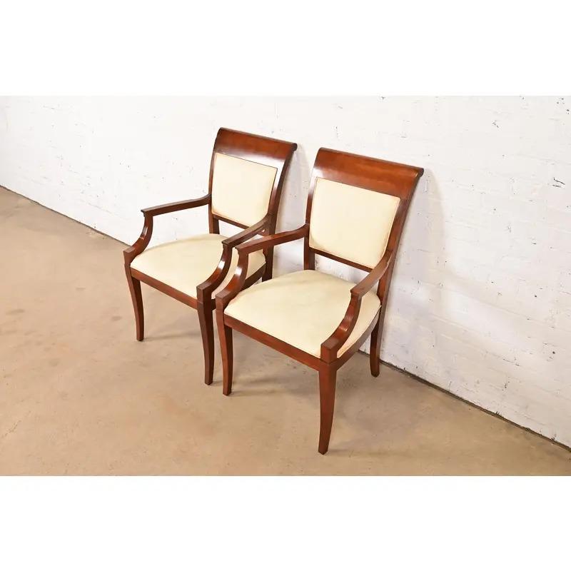 XX secolo Poltrone imbottite in legno di ciliegio Baker Furniture Modern Regency, Coppia in vendita