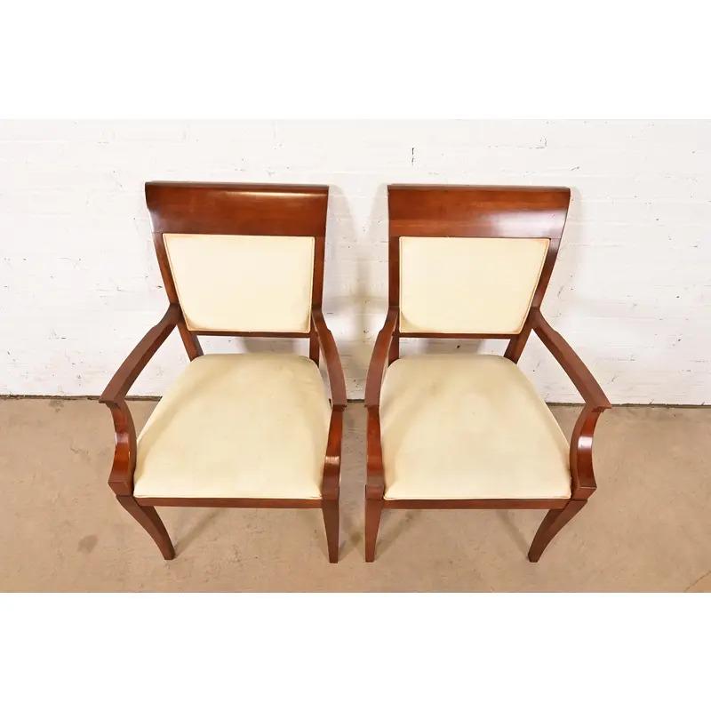 Tappezzeria Poltrone imbottite in legno di ciliegio Baker Furniture Modern Regency, Coppia in vendita
