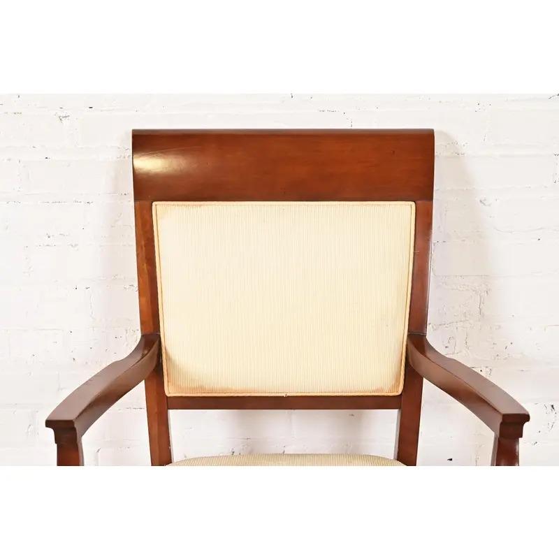 Poltrone imbottite in legno di ciliegio Baker Furniture Modern Regency, Coppia in vendita 1