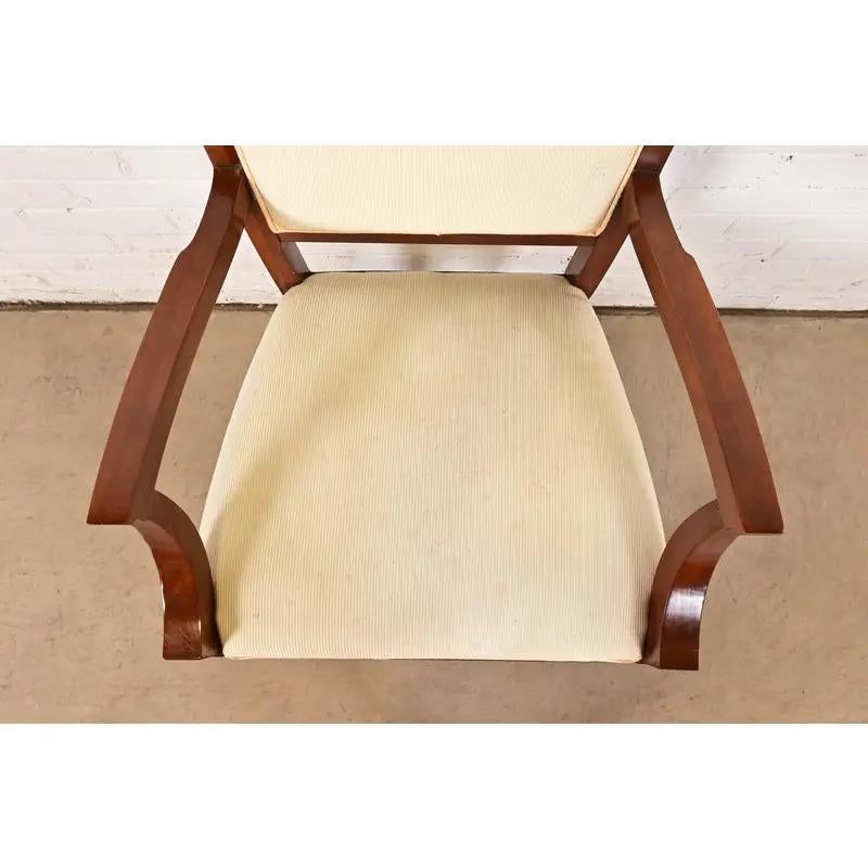 Poltrone imbottite in legno di ciliegio Baker Furniture Modern Regency, Coppia in vendita 2