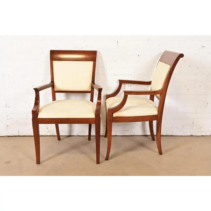 Poltrone imbottite in legno di ciliegio Baker Furniture Modern Regency, Coppia in vendita 3