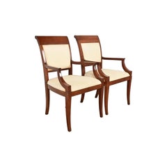 Baker Furniture Modern Regency Fauteuils tapissés en bois de cerisier, paire