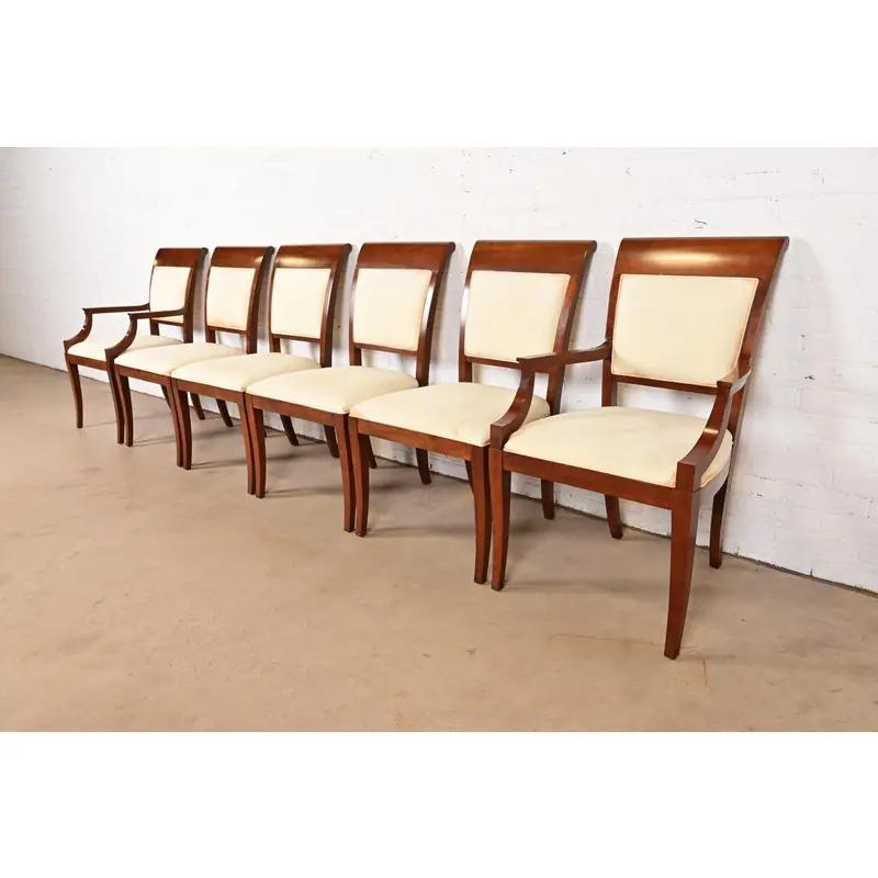 Uno splendido set di sei sedie da pranzo moderne in stile Regency

Da Baker Furniture

Stati Uniti, circa fine XX secolo

Telaio in legno di ciliegio intagliato e tappezzeria color crema.

Misure: 
Sedie laterali - 22