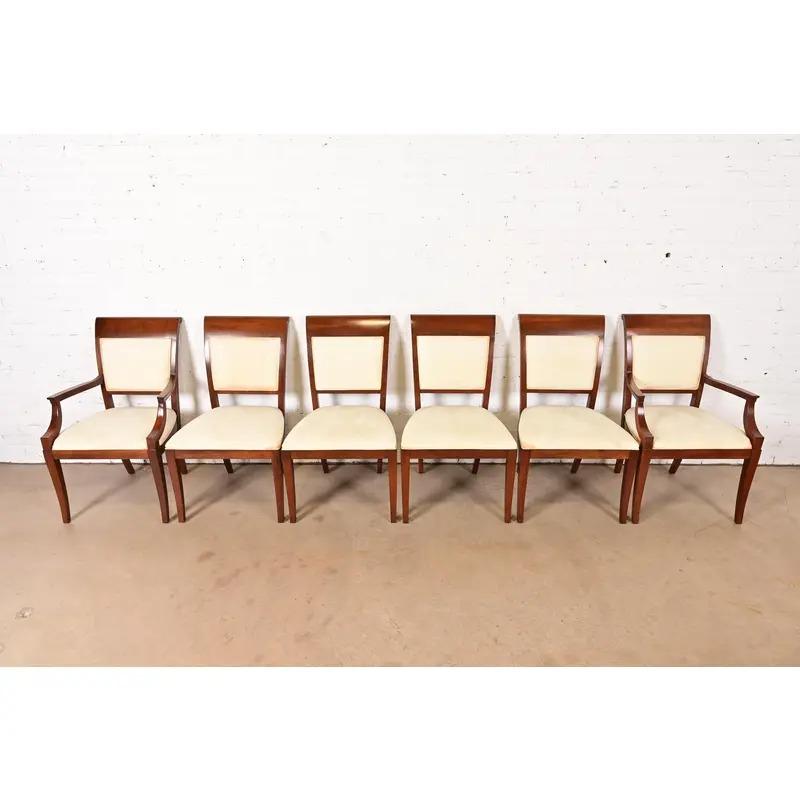 Set di sei sedie da pranzo imbottite in legno di ciliegio di Baker Furniture Modern Regency In condizioni buone in vendita a South Bend, IN