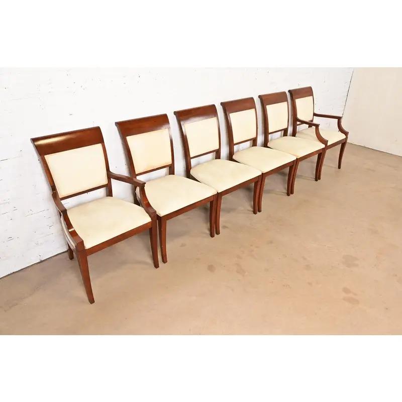 XX secolo Set di sei sedie da pranzo imbottite in legno di ciliegio di Baker Furniture Modern Regency in vendita