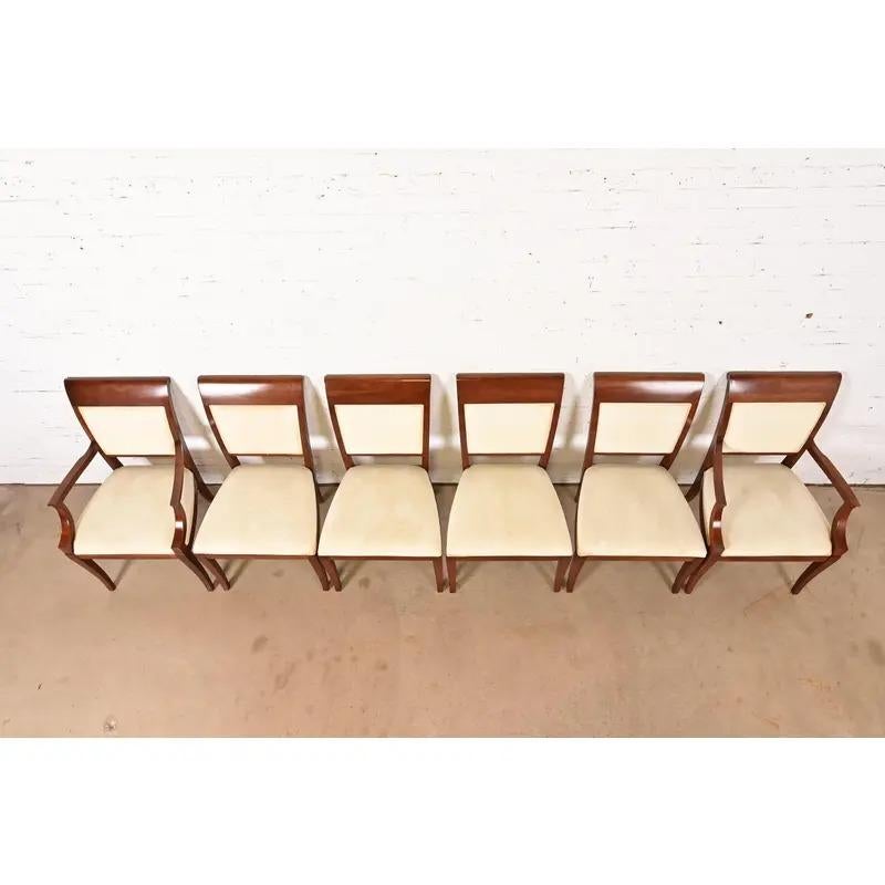 Tappezzeria Set di sei sedie da pranzo imbottite in legno di ciliegio di Baker Furniture Modern Regency in vendita