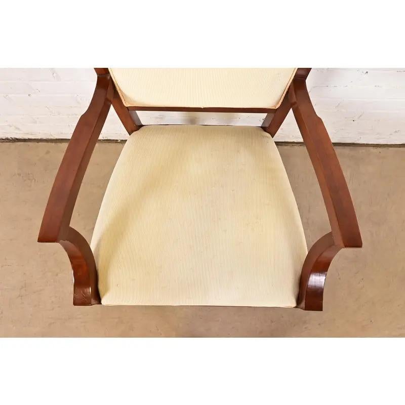 Set di sei sedie da pranzo imbottite in legno di ciliegio di Baker Furniture Modern Regency in vendita 3
