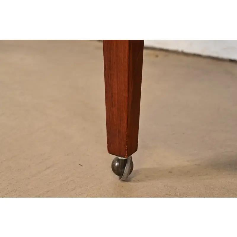 Baker Furniture Modern Regency Chaises longues en cuir rembourrées, paire en vente 4