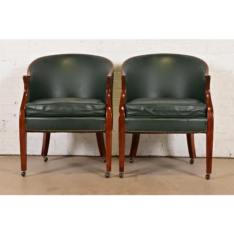 Américain Baker Furniture Modern Regency Chaises longues en cuir rembourrées, paire en vente