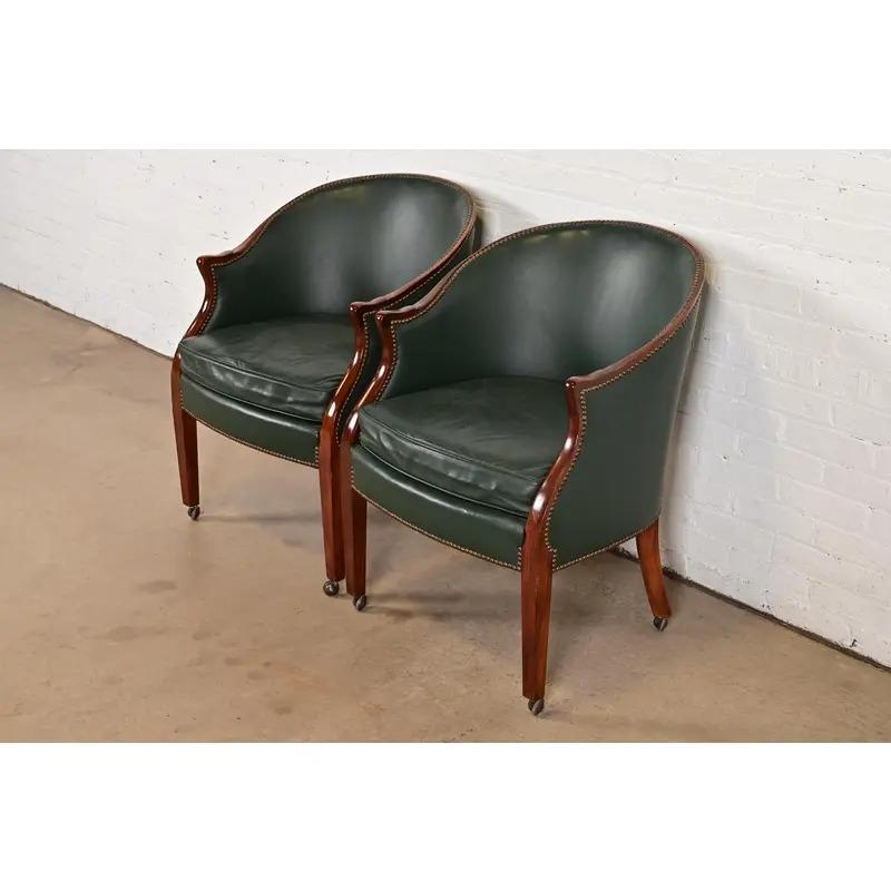 Fin du 20e siècle Baker Furniture Modern Regency Chaises longues en cuir rembourrées, paire en vente