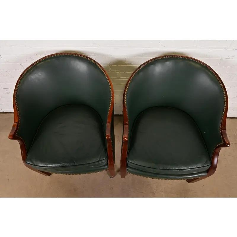 Laiton Baker Furniture Modern Regency Chaises longues en cuir rembourrées, paire en vente