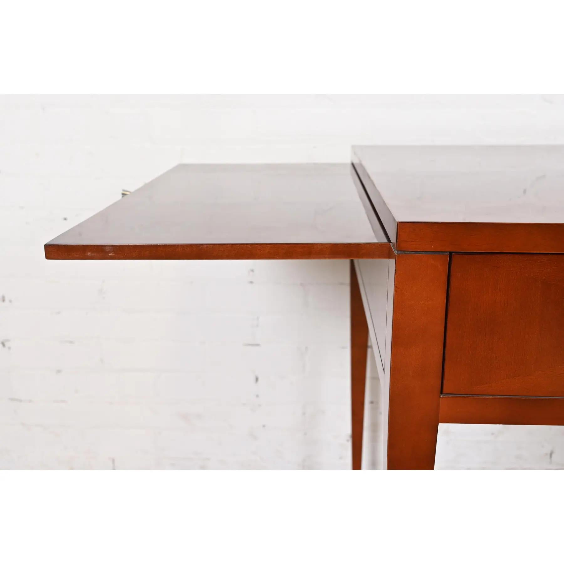Baker Furniture Moderner Regency Schreibtisch oder Bureau Plat Schreibtisch im Angebot 1