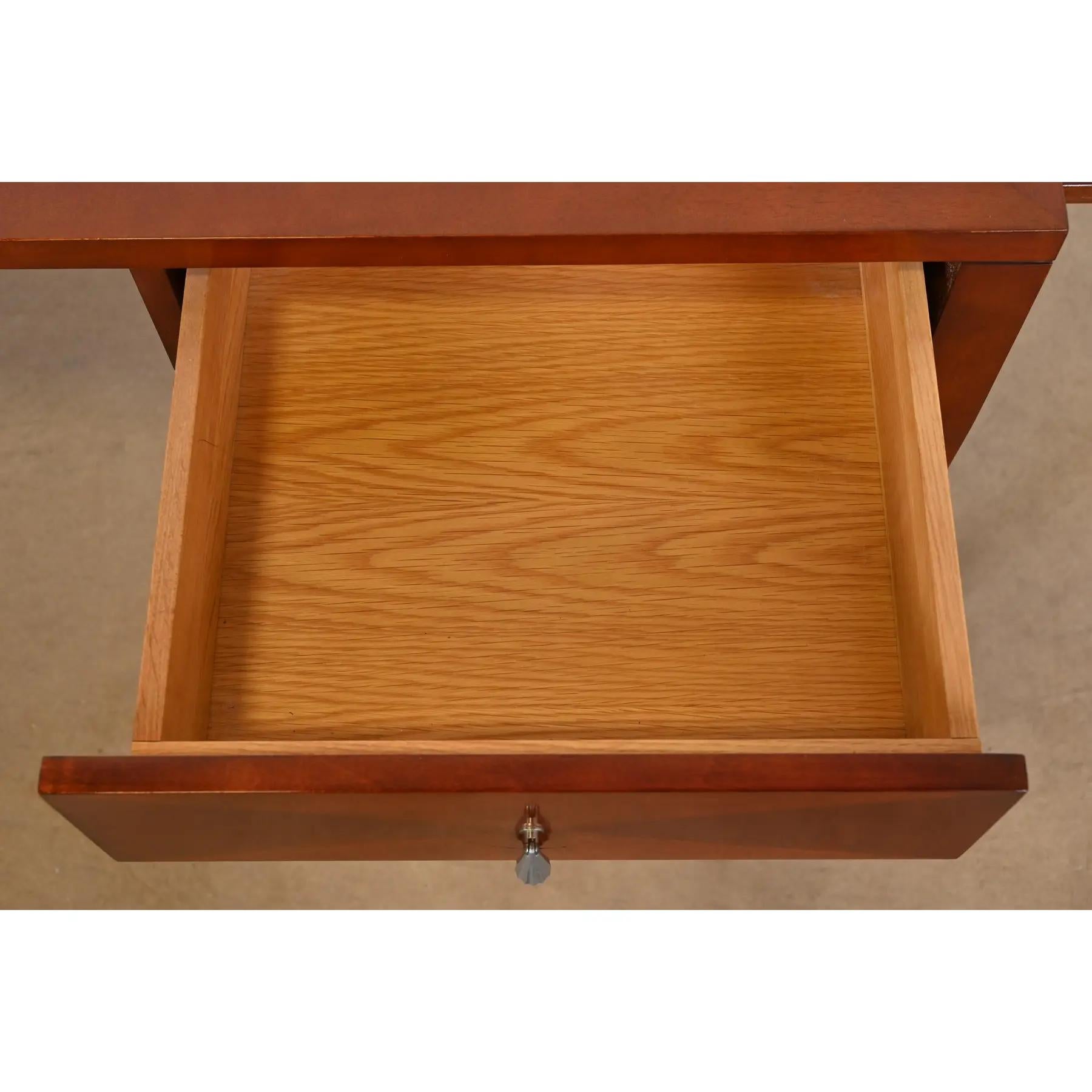 Baker Furniture Moderner Regency Schreibtisch oder Bureau Plat Schreibtisch im Angebot 2