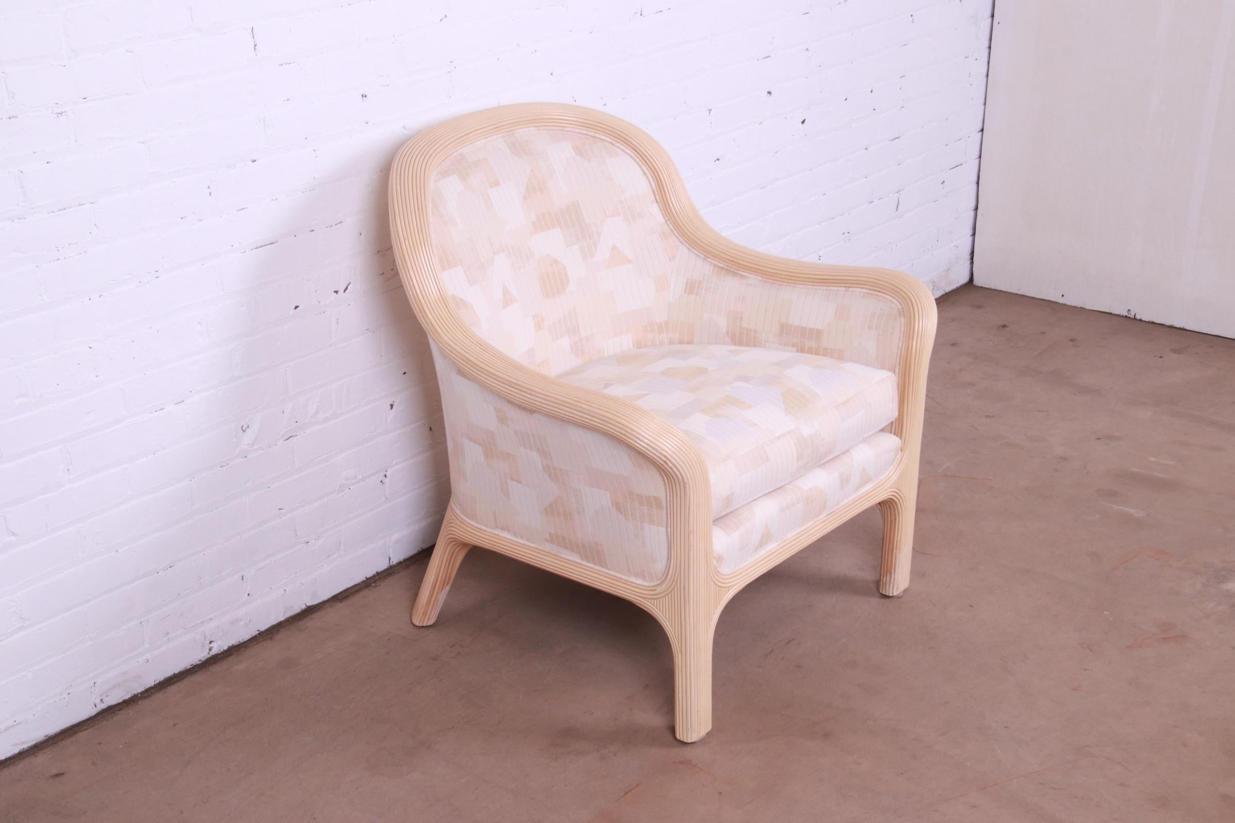 Baker Furniture Moderner skulpturaler gepolsterter Rattan-Loungesessel mit gespaltenem Schilf (Polster) im Angebot
