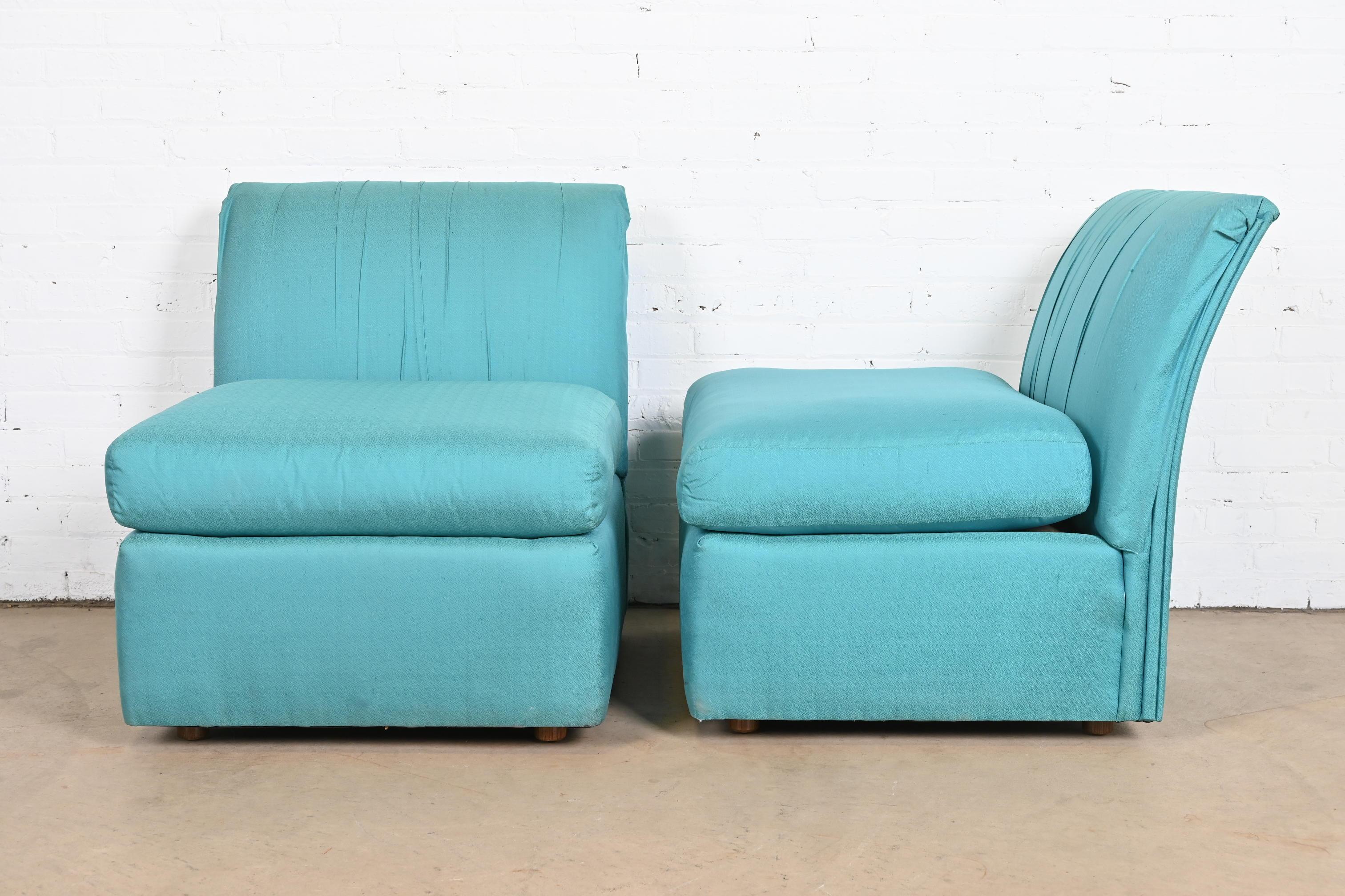 Paire de fauteuils ou de chaises longues rembourrés en soie de Baker Furniture The Moderns en vente 3