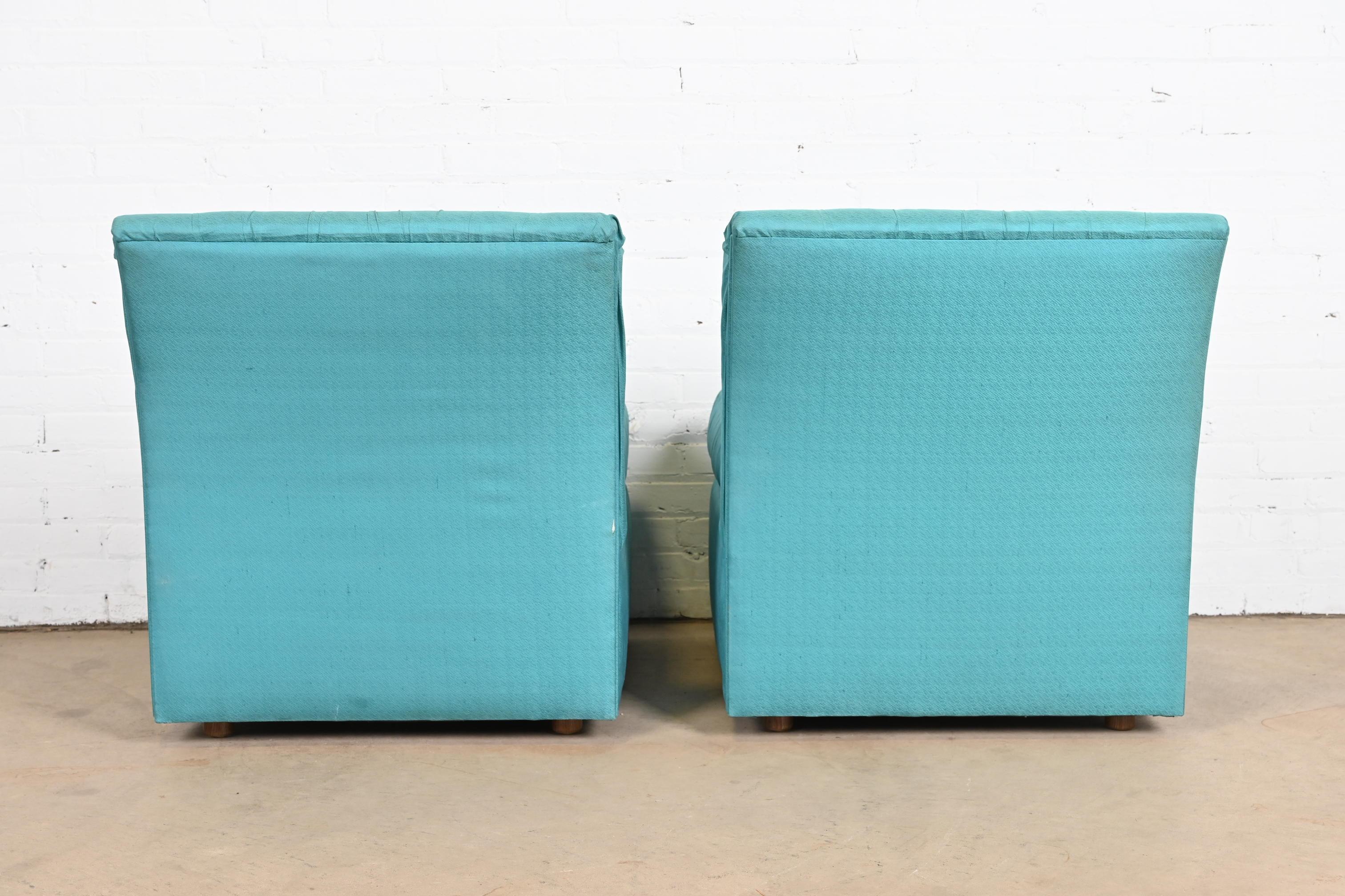 Paire de fauteuils ou de chaises longues rembourrés en soie de Baker Furniture The Moderns en vente 4