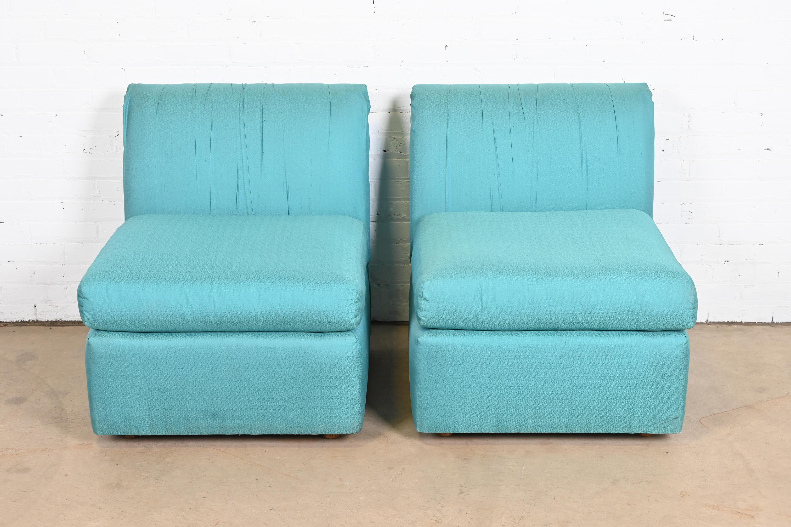 Moderne Paire de fauteuils ou de chaises longues rembourrés en soie de Baker Furniture The Moderns en vente