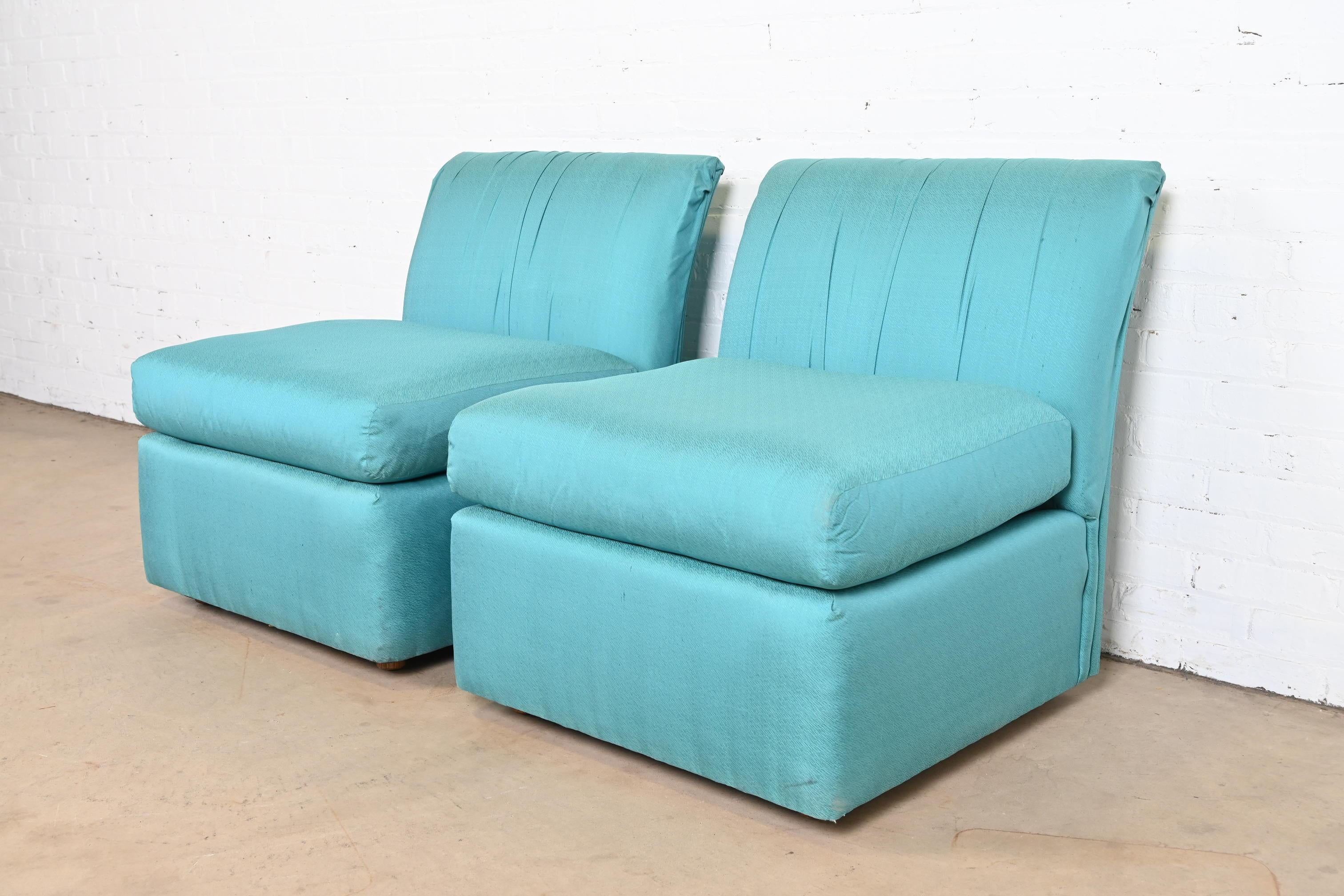 Paire de fauteuils ou de chaises longues rembourrés en soie de Baker Furniture The Moderns Bon état - En vente à South Bend, IN