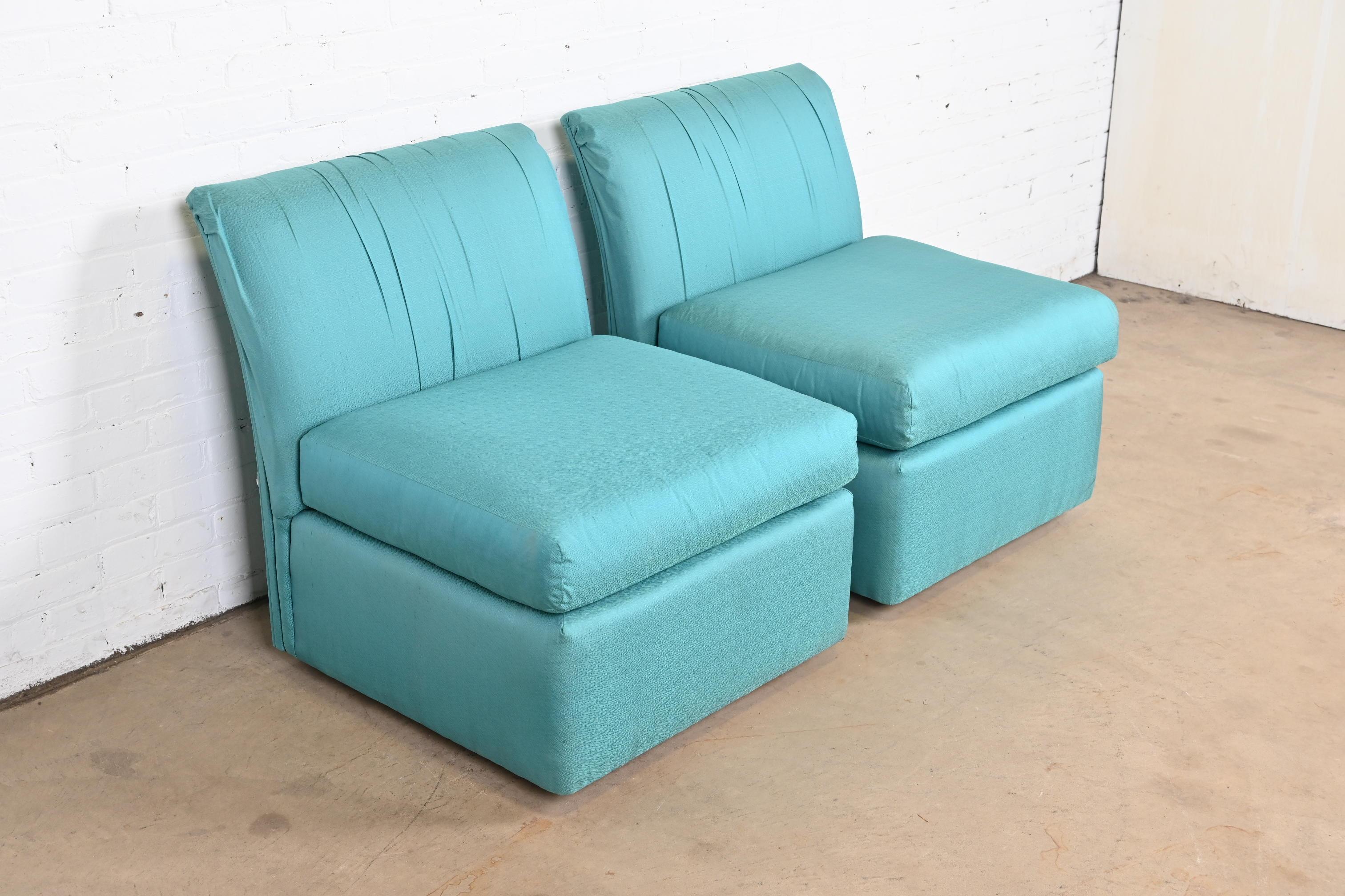 Fin du 20e siècle Paire de fauteuils ou de chaises longues rembourrés en soie de Baker Furniture The Moderns en vente