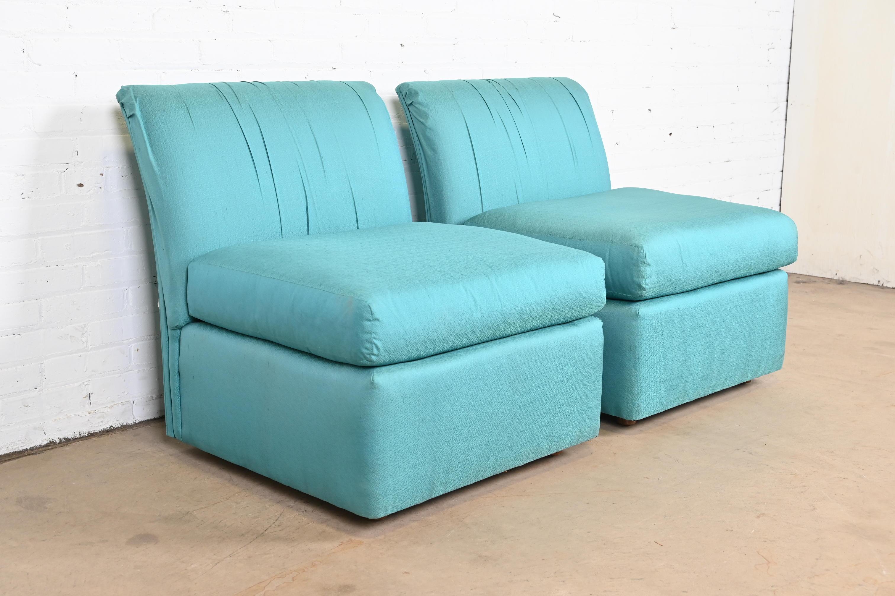 Soie Paire de fauteuils ou de chaises longues rembourrés en soie de Baker Furniture The Moderns en vente
