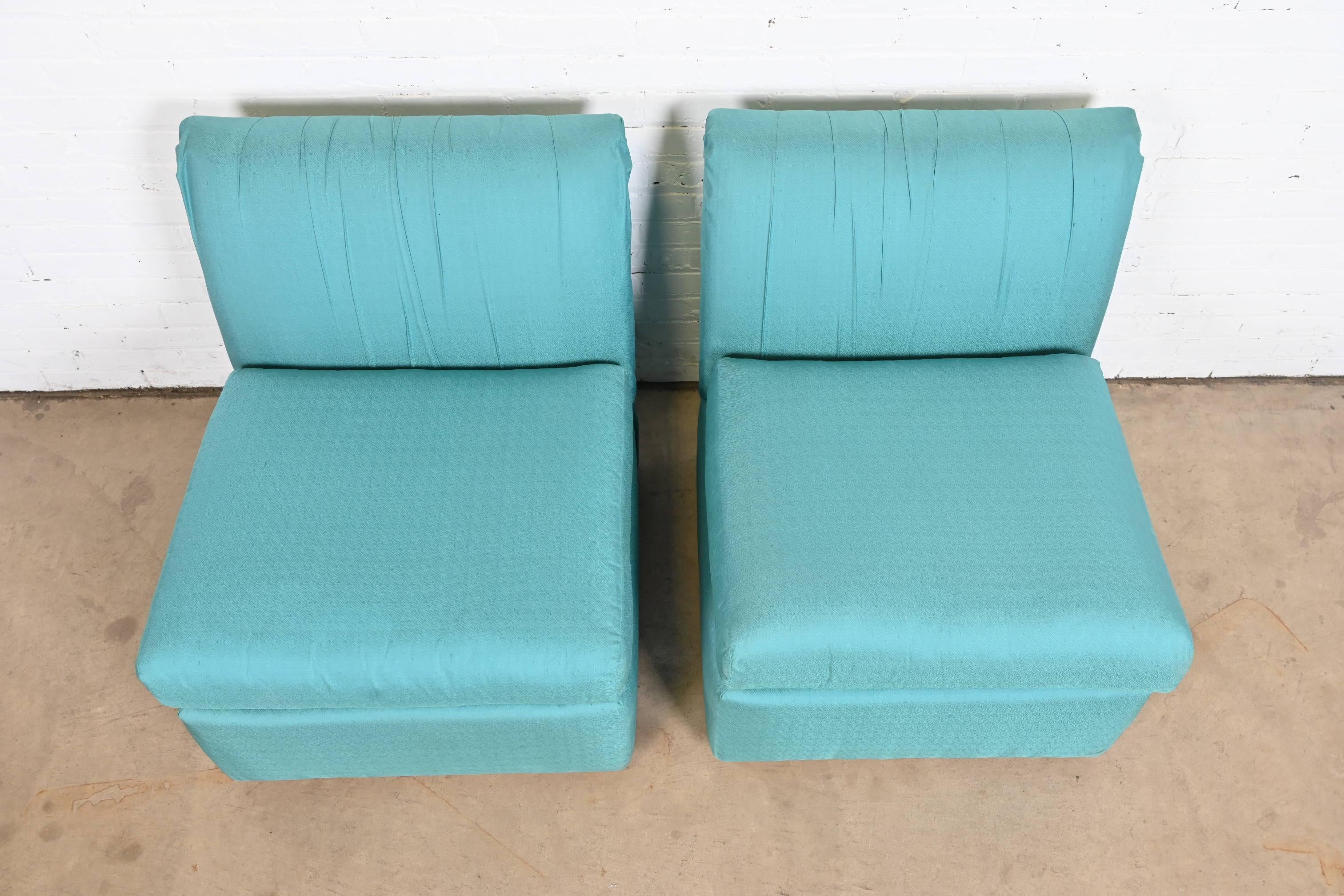 Paire de fauteuils ou de chaises longues rembourrés en soie de Baker Furniture The Moderns en vente 1