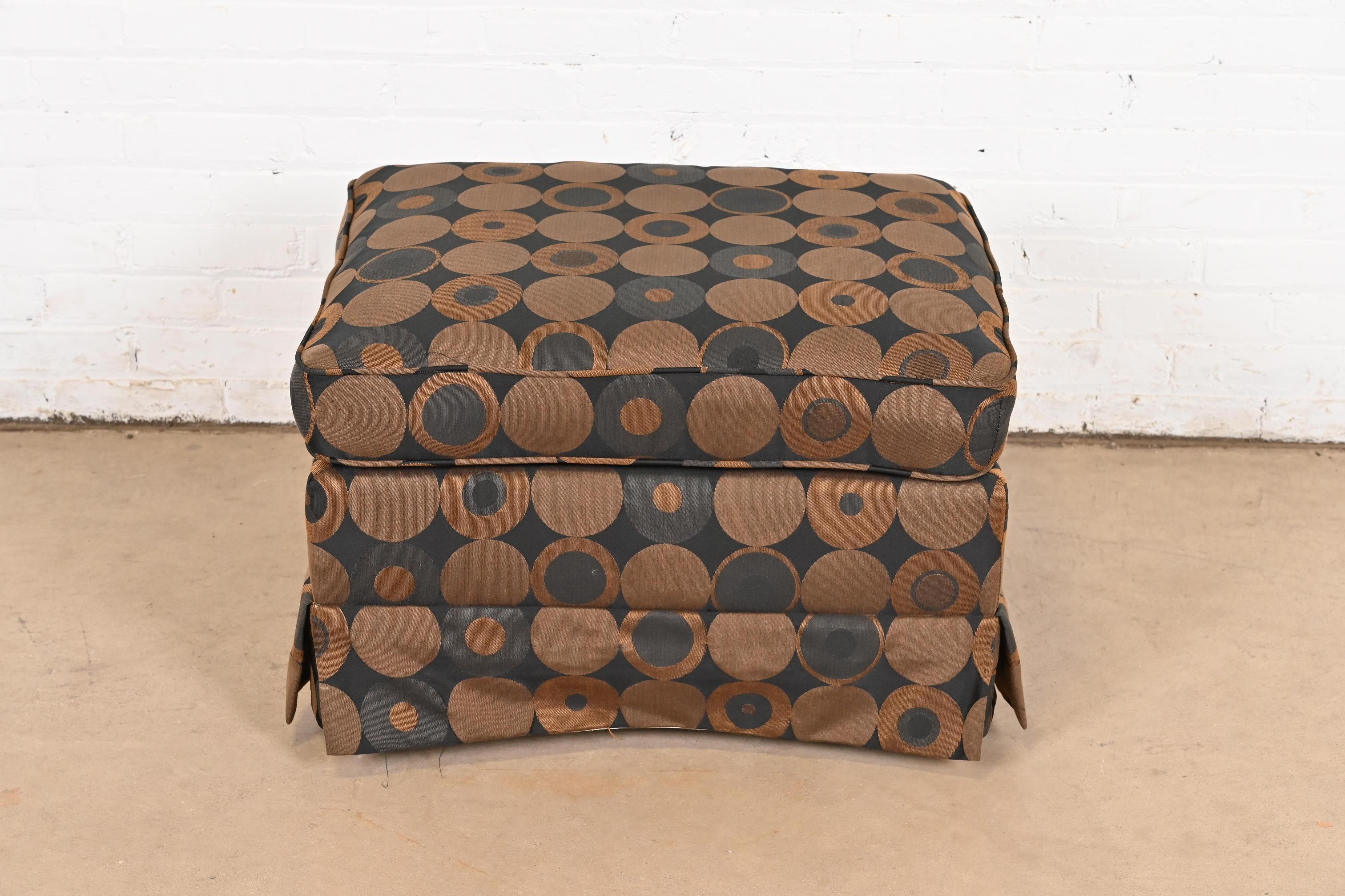 Baker Furniture Sedie da salotto moderne senza braccioli imbottite con ottomana in vendita 3