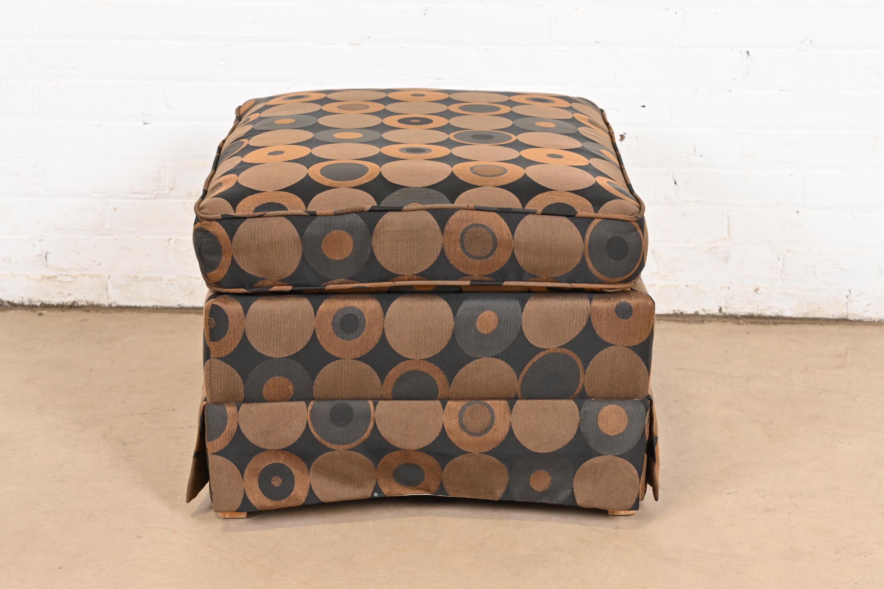 Baker Furniture Sedie da salotto moderne senza braccioli imbottite con ottomana in vendita 4