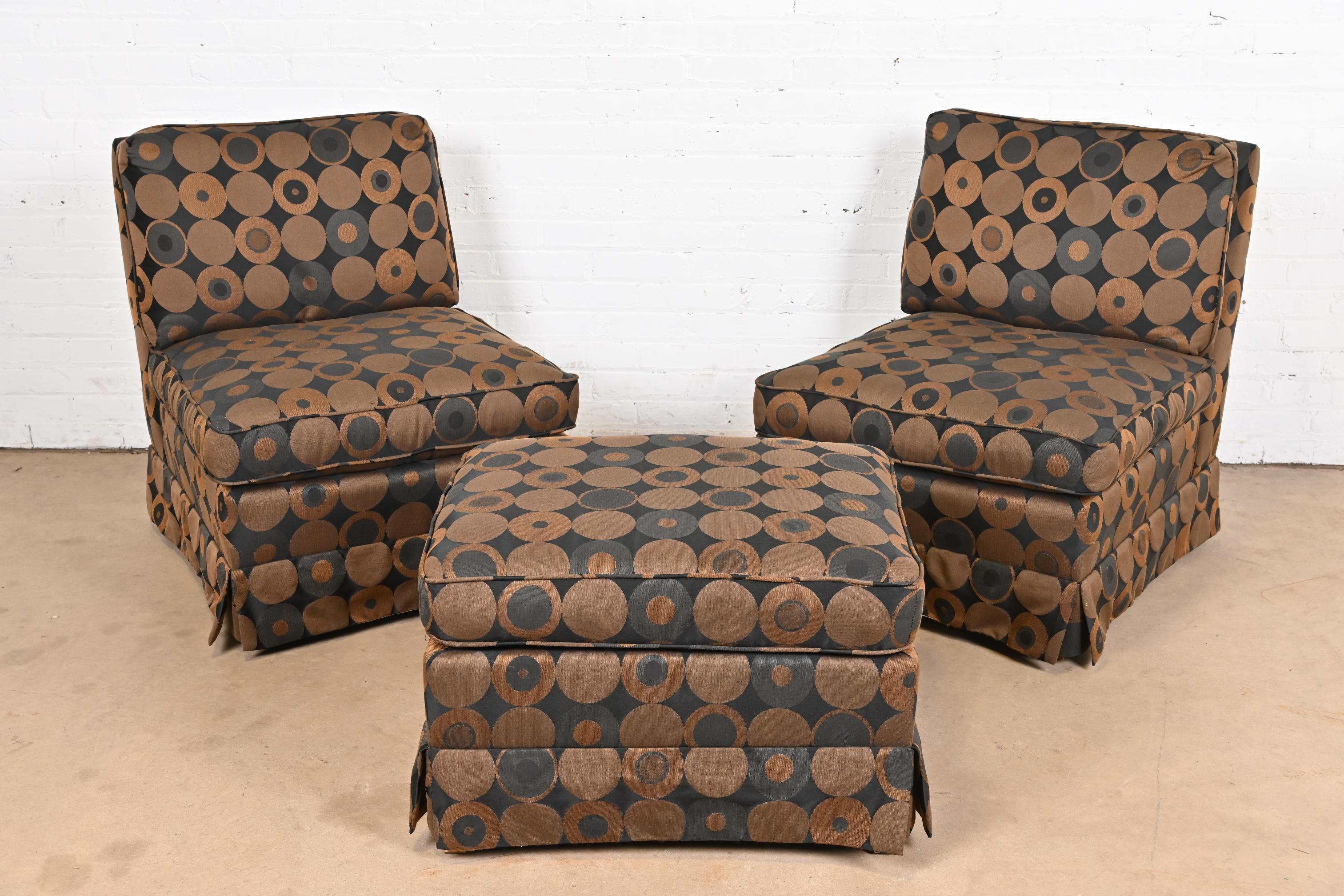 Una bella coppia di poltrone moderne imbottite senza braccioli o sedie a sdraio con pouf

Da Baker Furniture

USA, circa anni '1980

Misure: 
Sedie: 27 
