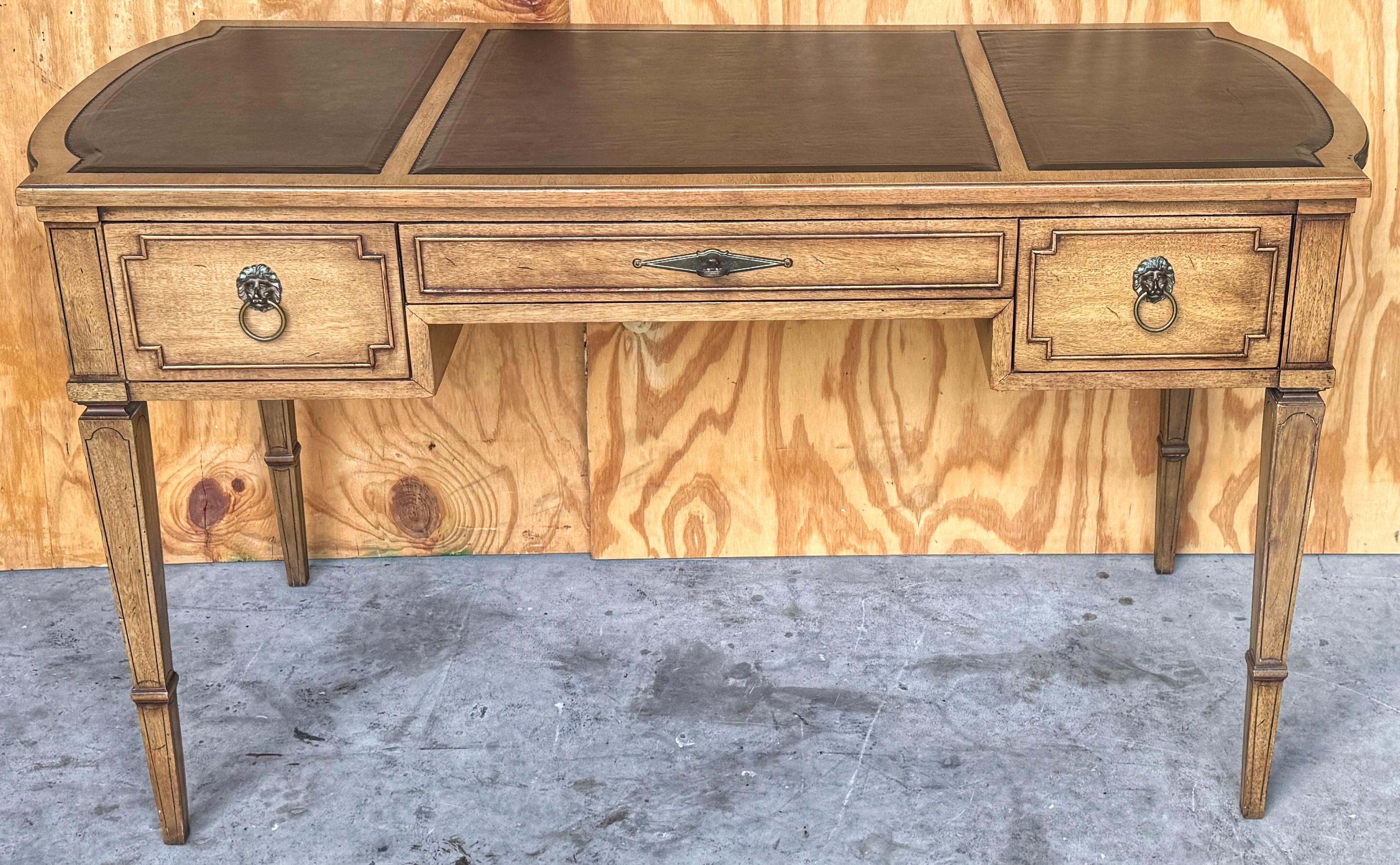 Baker Furniture Neoklassizistischer Bureau-Teller aus Obstholz und Leder  Schreibtisch, ca. 1950er Jahre im Angebot 2